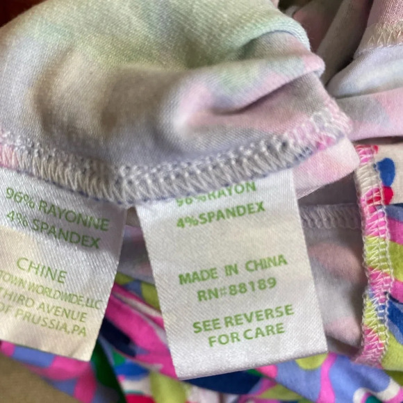 Lilly Pulitzer Tiki Wrap Romper – “Havin’ a Blast” Print
Size: XS - Picture 6 of 7